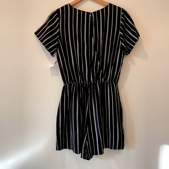 NWT Old Navy Vertical Stipe Romper V Neck Keyhole Back - Picture 3 of 10